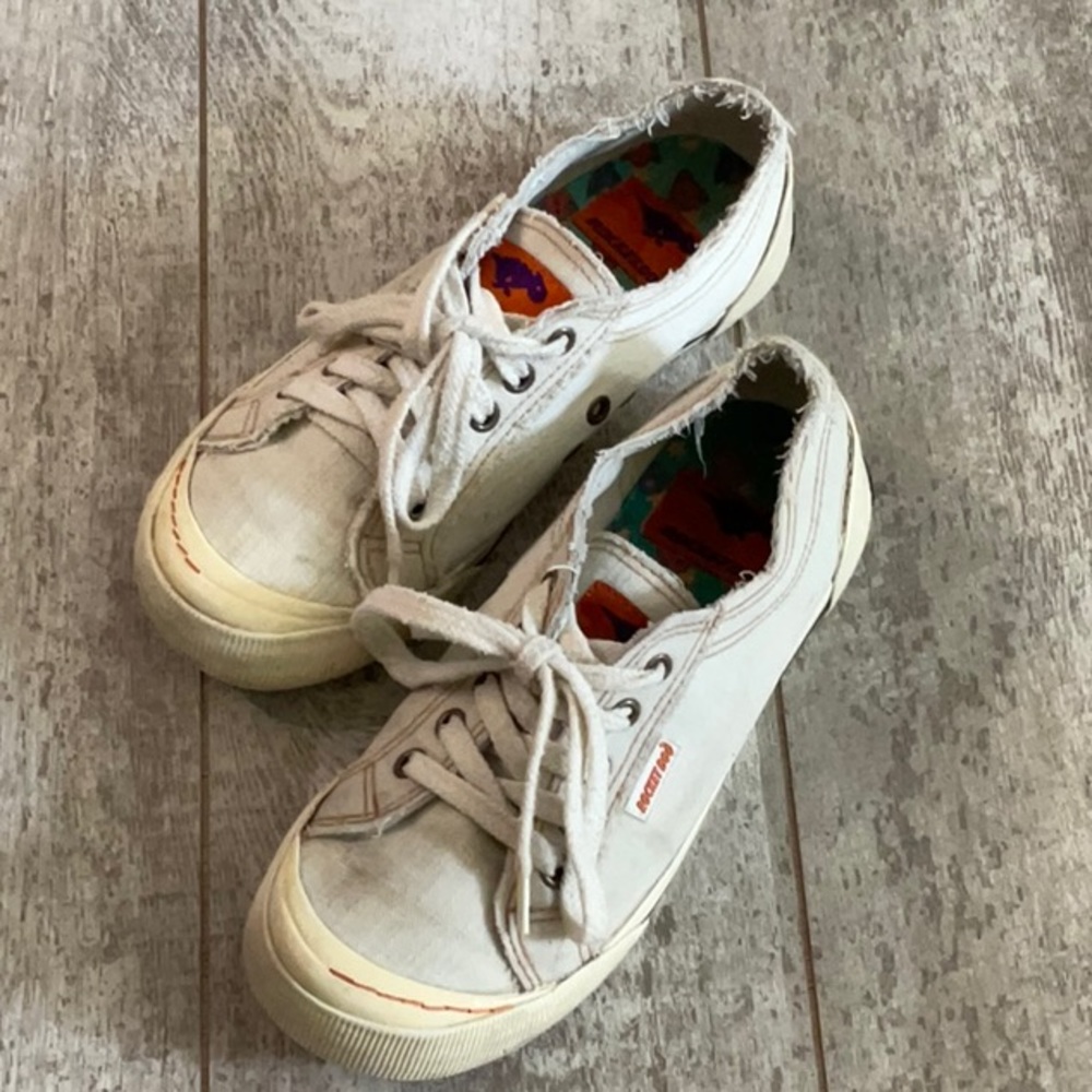Rocket Dog canvas women shoe. Size 7.5 (B)